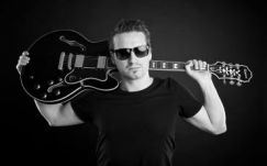 Erdélyben turnézik Pély Barna