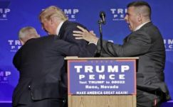 FBI-ügynökök menekítették le a színpadról Donald Trumpot