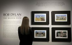 Bob Dylan festményeiből nyílt kiállítás Londonban