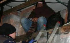 Bútorok közé rejtőzött menekülteket találtak a határrendészek egy teherautóban