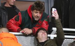Russell Crowe játékosügynöknek állt a Twitteren 