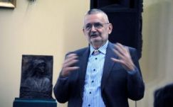 Csimpánzoktól a hiedelemhálózatig – Csányi Vilmos előadása Kolozsváron