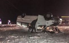 Felborult egy kisbusz Földvárnál