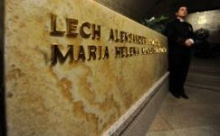 Exhumálták Lech Kaczynski lengyel elnök és felesége holttestét