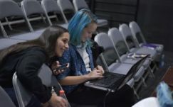 Kilencszáz oldal interjúból színházi szövegkönyv – a Homemade dramaturgjaival beszélgettünk