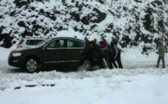 A hóban rekedt három fiatal a Transzfogarasi úton