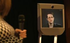 Snowden: egyetlen összevont közösségi hálózatra volna szükség