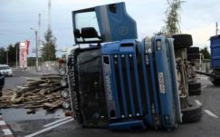 Felborult egy fával rakott nyerges vontató Hargita megyében