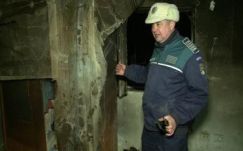 Gyermekeivel is végezni akart a lakását felgyújtó férfi, aki rendőrökre támadt