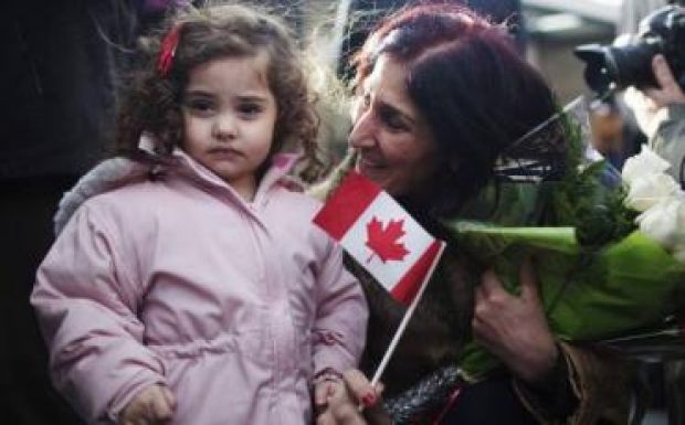 Kanada harmincötezer szíriai menekültet fogadott be egy év alatt