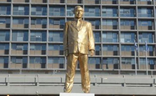 Netanjahu aranyozott szobrát csempészték Tel-Aviv központi terére