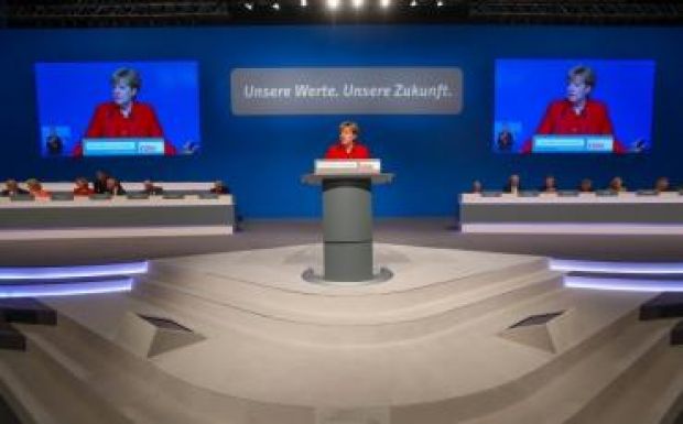 Angela Merkel: meg kell állítani az illegális migrációt