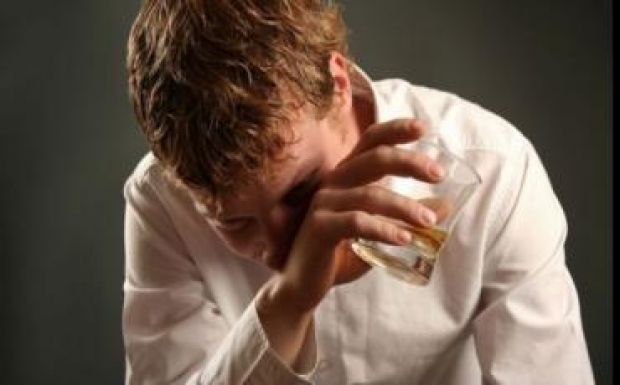 Telefonos segélyvonalat indítottak alkoholfüggők számára