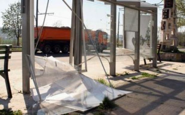 Megharagudott a buszmegállóra egy gyergyói fiú