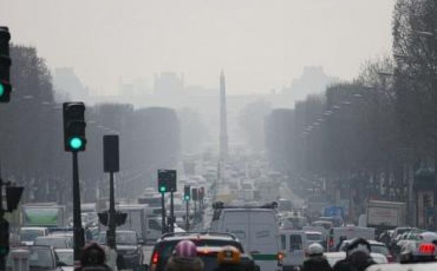 A párizsi autósokat nem érdekli a szmogriadó