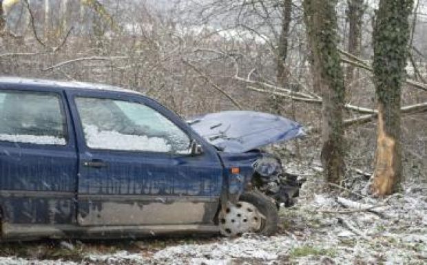 Fának ütközött az autójával egy fiatalember Csíkmadarasnál