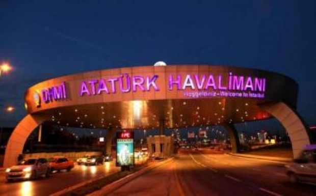 Alaposan megvizsgálják a német diplomatákat az isztambuli repülőtéren