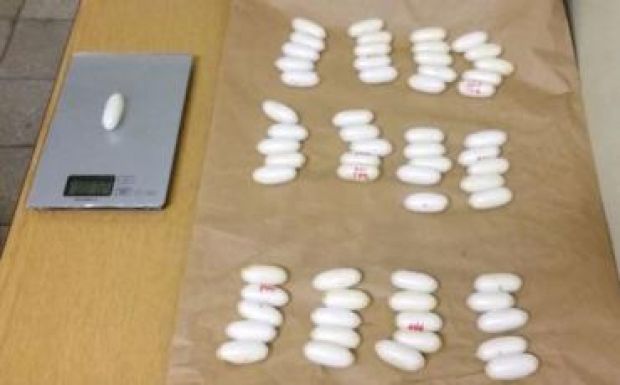 Gyomrában csempészett kokaint egy magyar férfi