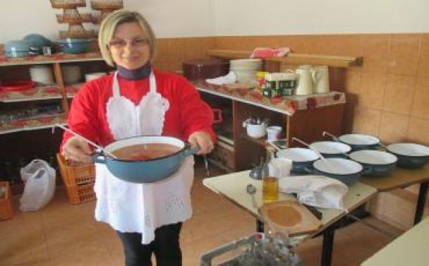 Karácsonyi vacsorával vendégeli meg a Vöröskereszt a magányos, idős embereket