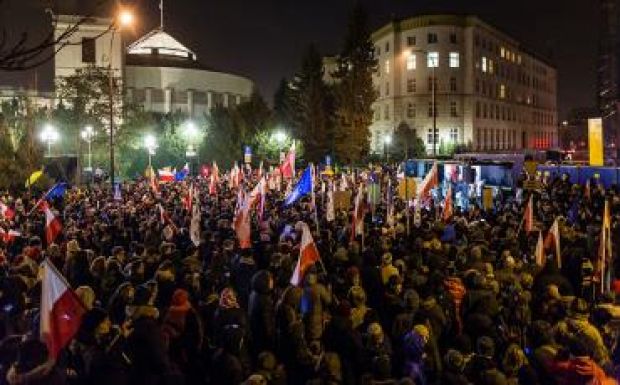Hatalmas tüntetés volt Lengyelországban a sajtószabadság korlátozása miatt