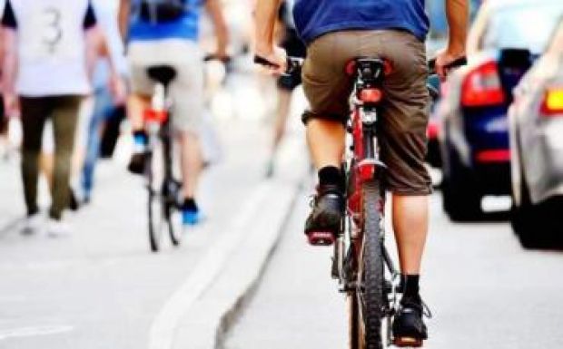 Módosul a KRESZ: így kell kerékpárosokat előzni