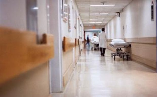 Naponta négy orvos távozik külföldre a román egészségügyi rendszerből