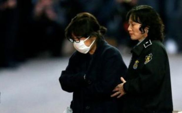 Körözik a dél-koreai elnök bizalmasának lányát