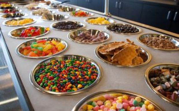 Román kamion szállított lejárt édességeket Magyarországra