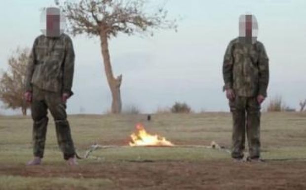 Két török katona élve elégetéséről tett közzé videót az Iszlám Állam