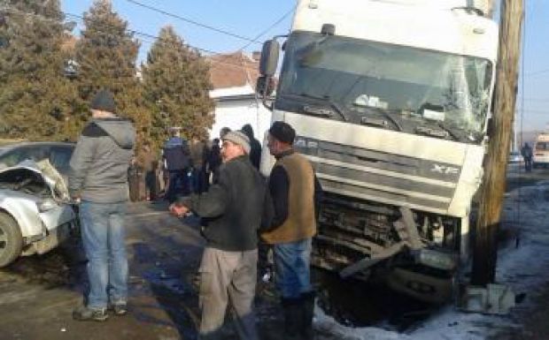 Több autó ütközött kamionnal Hargita megyében