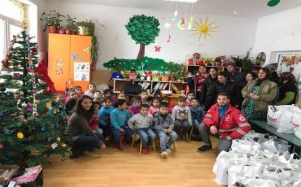 Több ezer rászorulónak adományoz élelmiszert és tisztálkodási szereket a Vöröskereszt