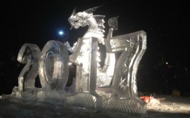 Jégsárkányt állítottak Sepsiszentgyörgy főterén