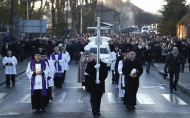 Ezrek búcsúztatták a hősi halottnak tartott lengyel kamionsofőrt