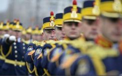 Katonai parádéval ünnepelték Bukarestben Románia nemzeti ünnepét