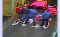 Kigyulladt egy autó a román-magyar határon