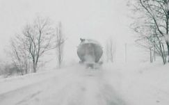 Forgalomkorlátozások léptek érvénybe Hargita megyében az erős havazás miatt