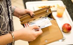 Már van olyan munkaadó, amelyik 15 lejre emelte ebédjegy értékét