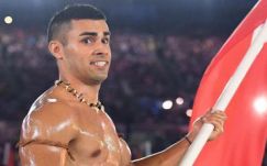 Téli olimpiára vágyik a világhírű tongai zászlóvivő 