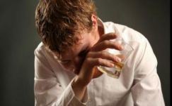 Telefonos segélyvonalat indítottak alkoholfüggők számára