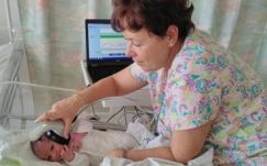 Mindegyik újszülöttet hallásvizsgálatnak vetnek alá