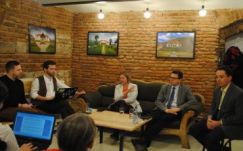 „A táblaügy a szimbolikus térfoglalásról szól” – a nyelvi jogokról beszélgettek Kolozsváron