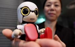 Japánban robotbébikkel hoznák meg a kedvet a gyerekvállaláshoz