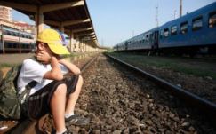 Pénzbírsággal sújtják azokat a külföldön dolgozó szülőket, akik magára hagyják gyermeküket