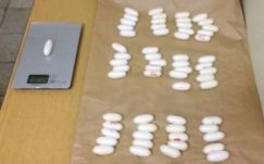 Gyomrában csempészett kokaint egy magyar férfi