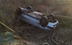 Felborult egy ittas autós a Hargita megyei Tekerőpataknál