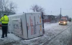 Felborult egy iskolabusz, három lány megsérült