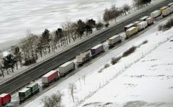 Közel négy órát kell várakozniuk a kamionoknak a román-magyar határon