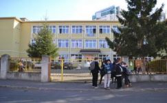 Kórházba kerültek egy középiskola diákjai, miután ragasztógőzt lélegeztek be