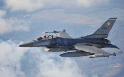 Újabb három F-16-os Fighting Falcon harci repülőgép érkezik Romániába