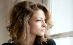 Mély dekoltázzsal tiltakozott a szexizmus ellen Remus Cernea barátnője